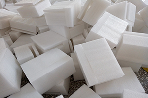 通過(guò)EPS壓實(shí)機(jī)進(jìn)行回收-社區(qū)廢棄泡沫塑料回收